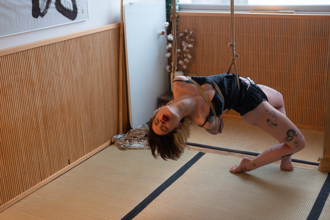 suspension-verticale-shibari-sensuelle